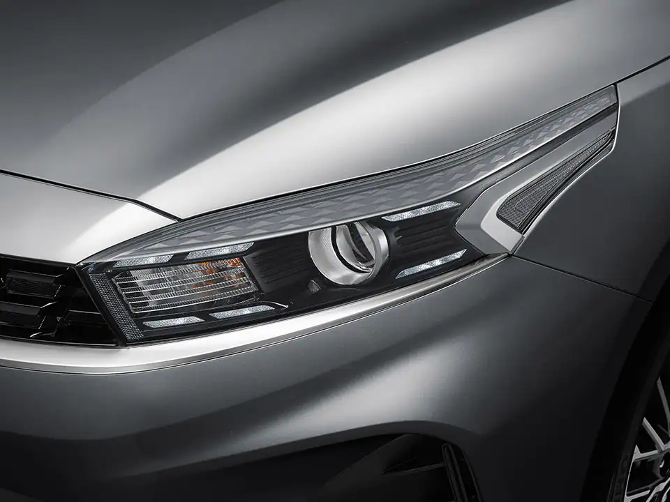 مصابيح أمامية مع مصابيح LED للقيادة أثناء النهار