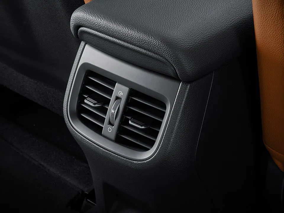 فتحات تكييف للمقاعد الصف الثاني