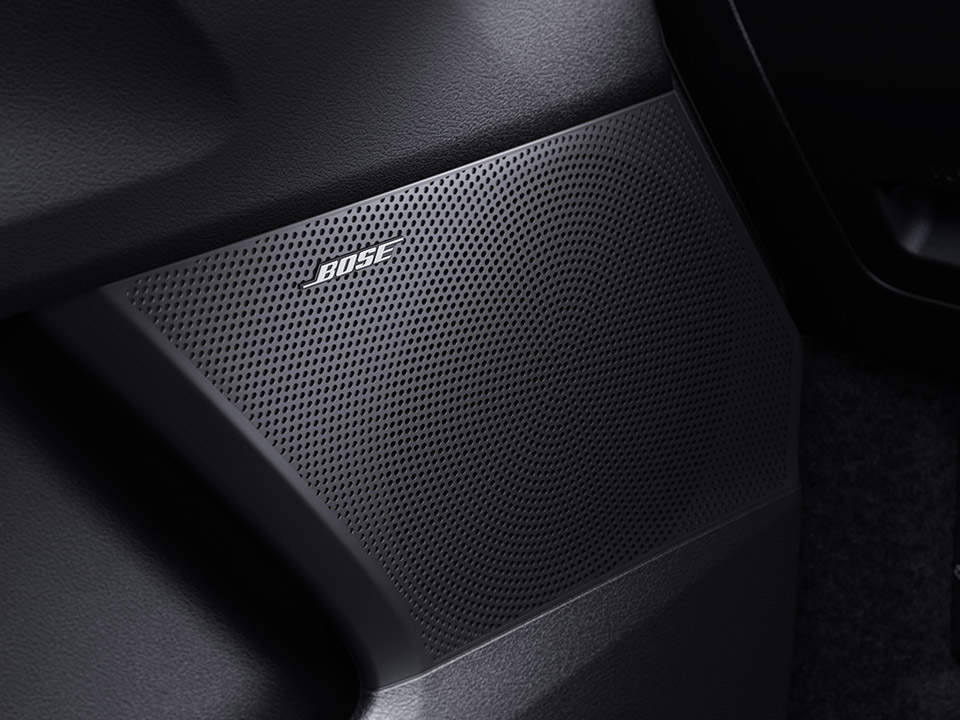 نظام صوتي فاخر من Bose<sup>®</sup> مزود بـ 12 مكبر صوت