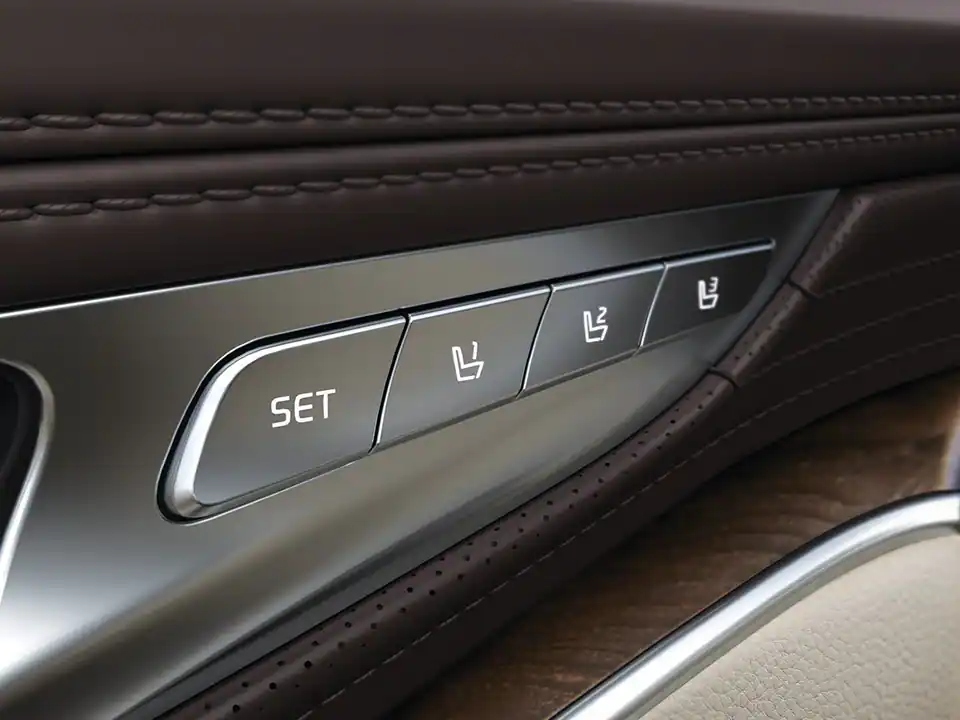 مقعد السائق المزود ب 16 وضعية أتوماتيكية مع ذاكرة لحفظ الإعدادات امس