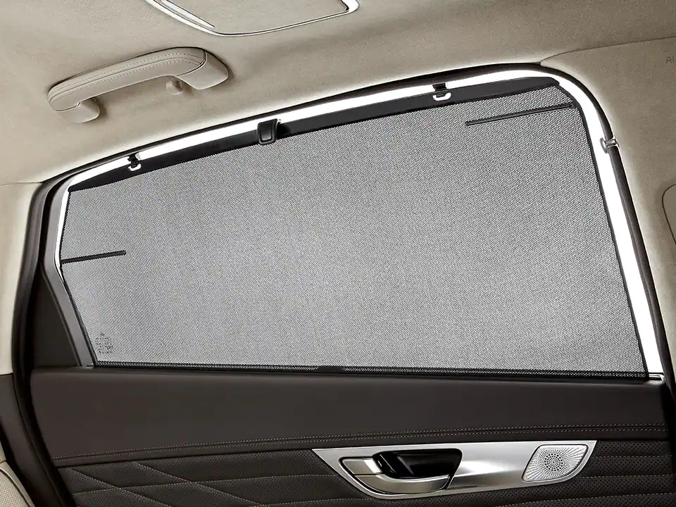 حاجب الشمس في نوافذ الباب الخلفي