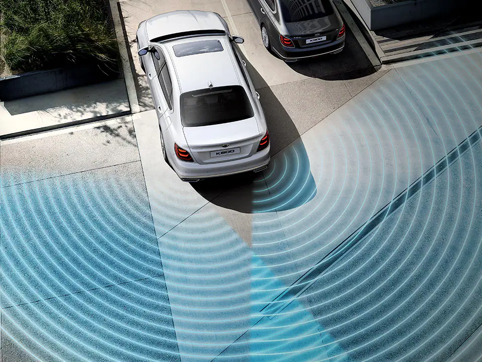 تحذير من الاصطدام الخلفي عند القيادة إلى الخلف (RCCW)