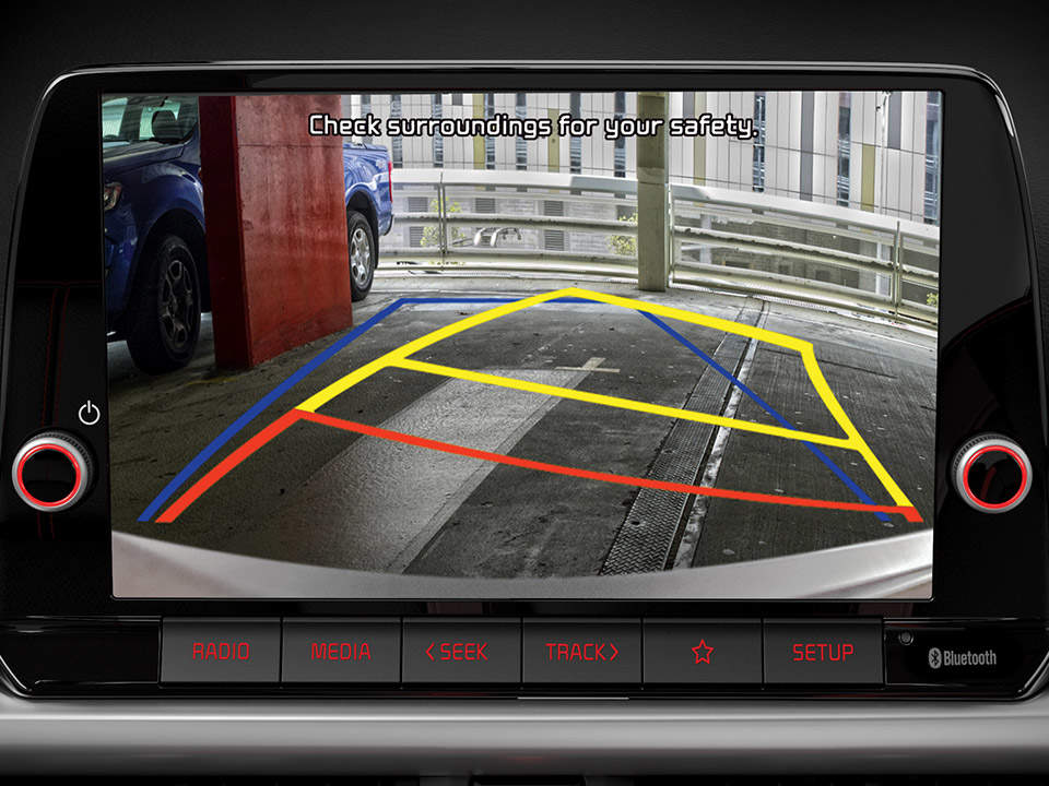 Rear view camera with dynamic guidelines