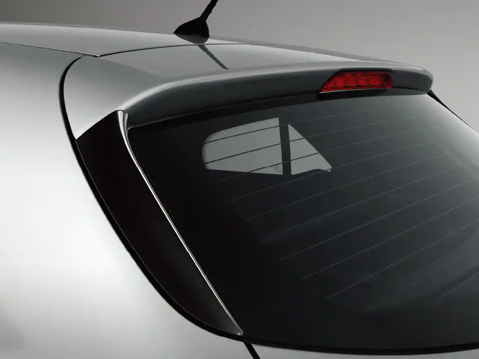 Rear spoiler garnish